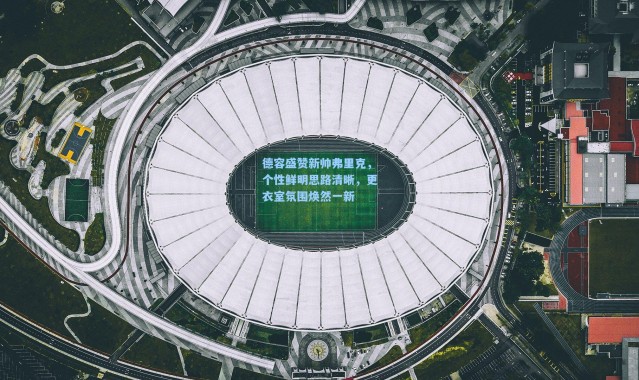 德容盛赞新帅弗里克，个性鲜明思路清晰，更衣室氛围焕然一新