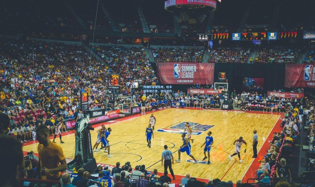 内维尔审慎乐观，枪手冠军相已显，但征途仍长